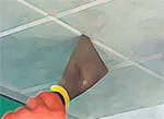 Как убрать плитку с потолка: советы