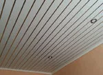 Правильный монтаж панелей ПВХ на потолок – пошаговое руководство