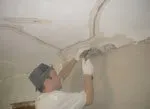 Как сделать ремонт потолка после протечки своими руками – варианты и способы