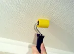 Как красить обои на потолке - варианты