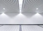 Как монтировать реечный металлический потолок – теория и практика