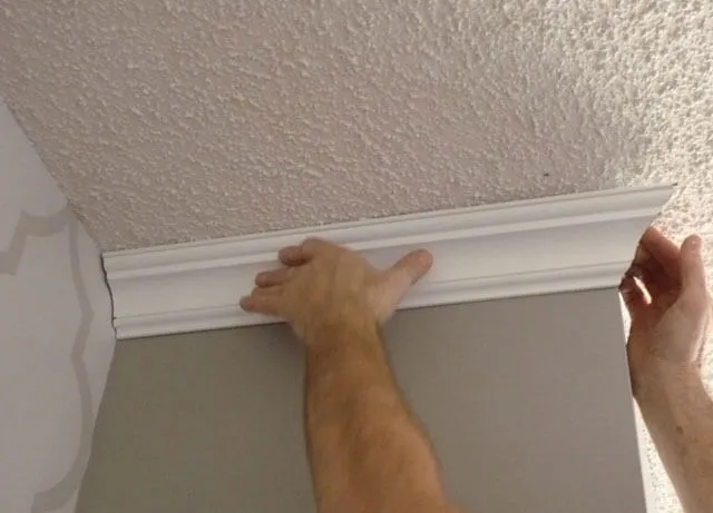 Как сделать рамку из потолочного плинтуса своими руками