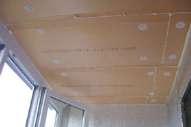 Как сделать потолок на балконе из пластиковых панелей?