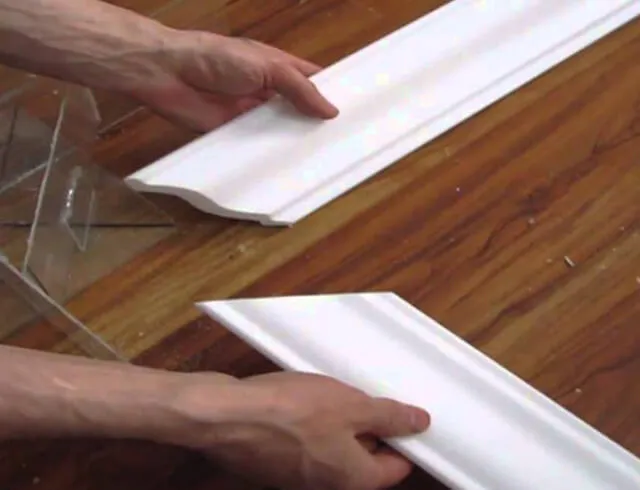 Как вырезать углы потолочного плинтуса