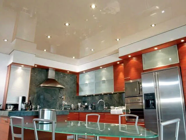 Освещение на кухне с натяжным потолком: 40 фото, варианты дизайна | Интерьер, Дизайн кухни, Дизайн