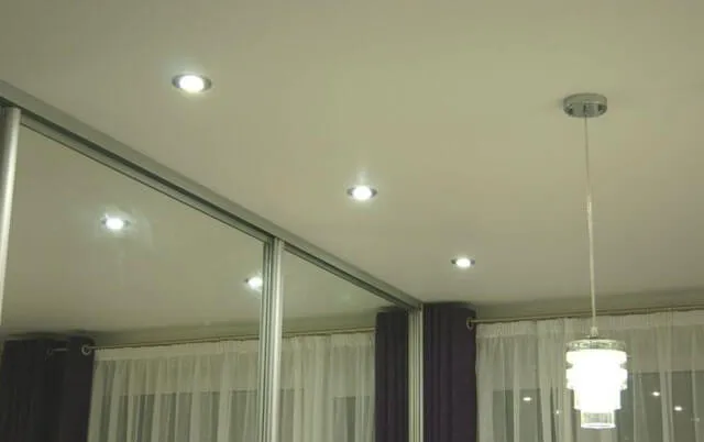 Какие светильники лучше для натяжного потолка: как выбрать споты .