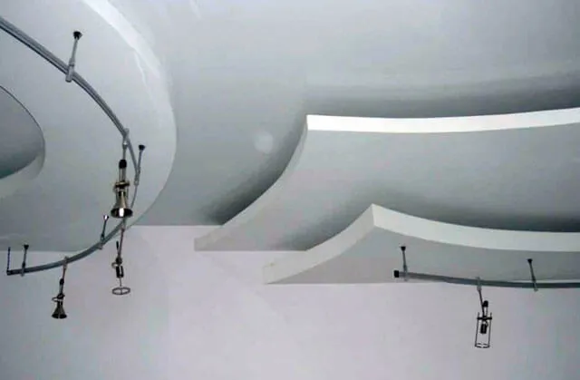 Дизайн потолка из гипсокартона : современные идеи, фото