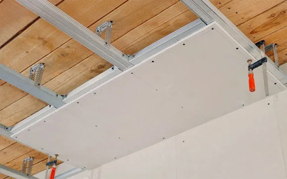 Чем отделать потолок в деревянном доме: материалы и стили