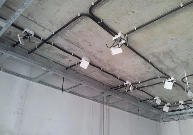 Электрика по потолку: прокладка кабеля, проводка в квартире под натяжным  потолком, разводка света в гофре, крепление проводов, чем и как крепить  электропроводку к потолку