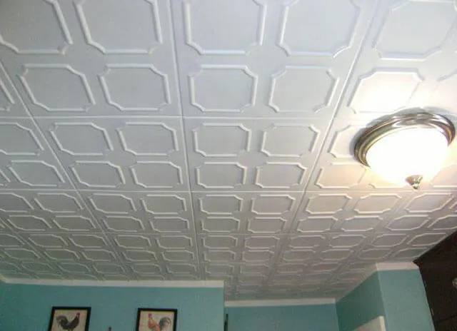 Как клеить потолочную плитку из пенопласта? (7 фото)