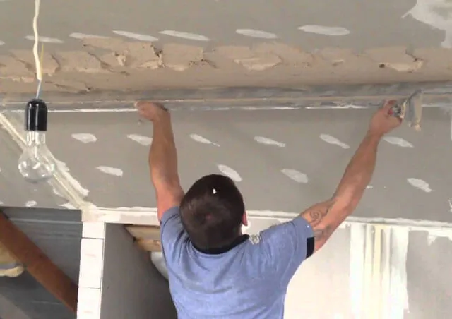 Нужен ли бетоноконтакт при штукатурке потолка