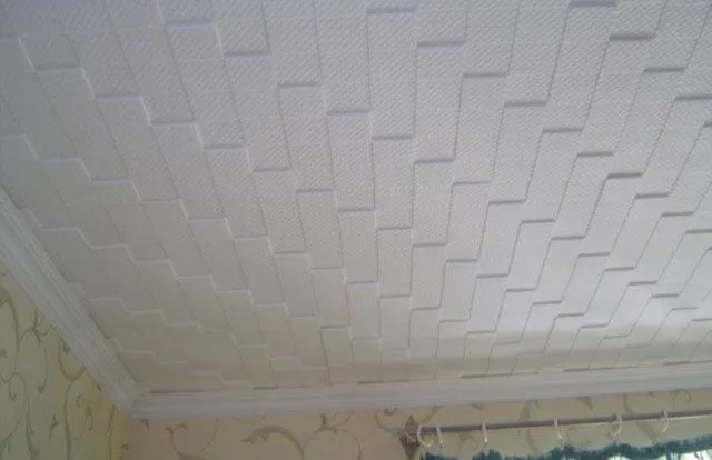 Виды потолочной плитки из пенополистирола и правила ее установки на потолок