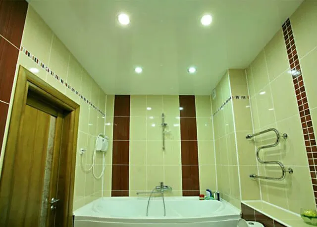 Освние в ванной комнате с натяжным потолком: точечные светильники .