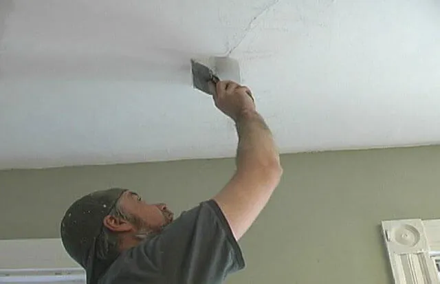 Как заделать дыру в потолке: чем замазать дырку возле трубы, заделка .