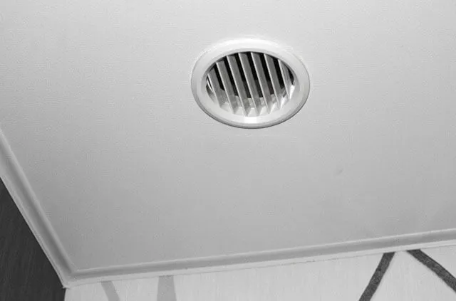 Подвесная вентиляция в натяжном потолке