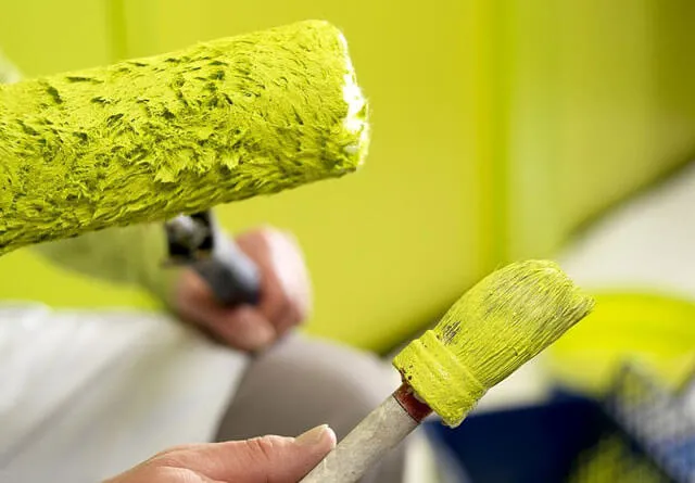 Как качественно окрасить потолок валиком акриловой краской: полезные советы и инструкции