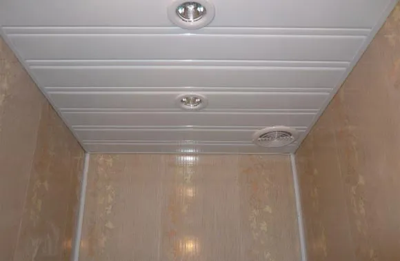 Красивая отделка потолка в ванной комнате пластиковыми панелями