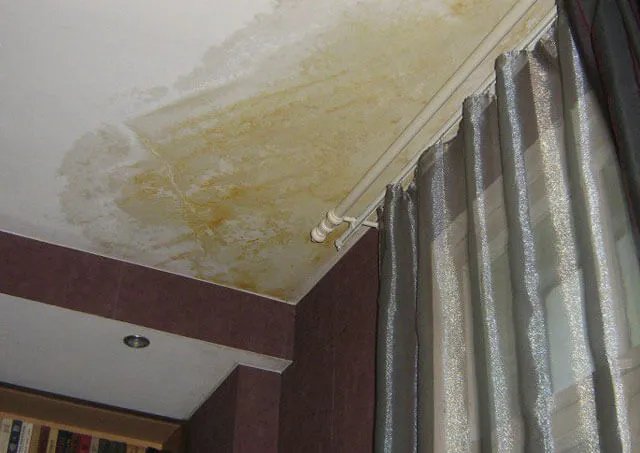 Как удалить желтые пятна на потолке после затопления: эффективные способы