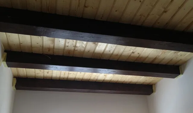 Особенности подшивки потолка по деревянным балкам