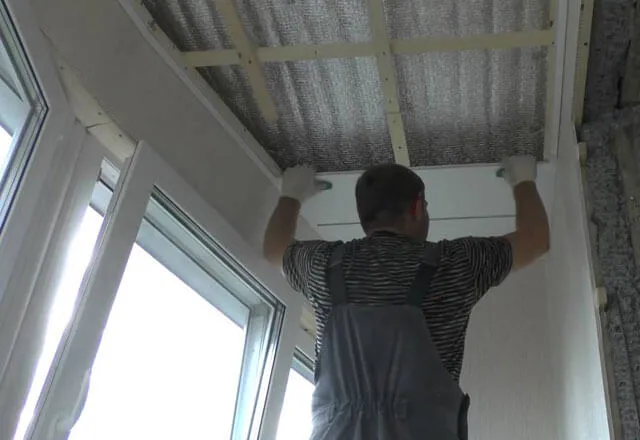 Отделка потолка на балконе пластиковыми панелями своими руками (фото и видео)