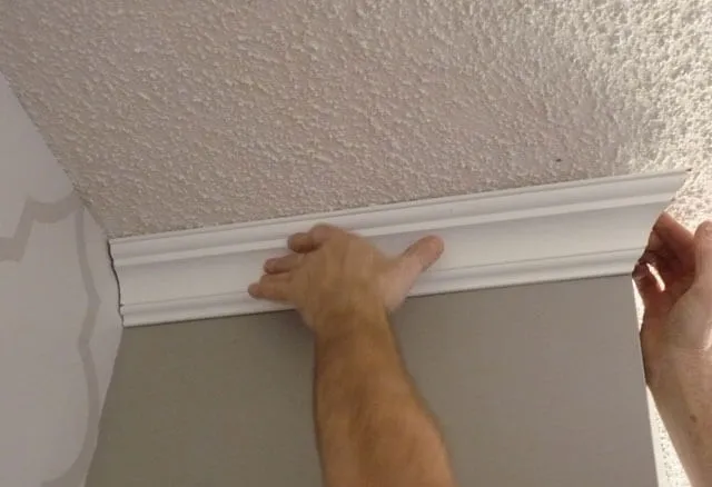 Как клеить плинтуса на потолок в углах: как наклеить галтели, как правильно  поклеить потолочный плинтус, как резать