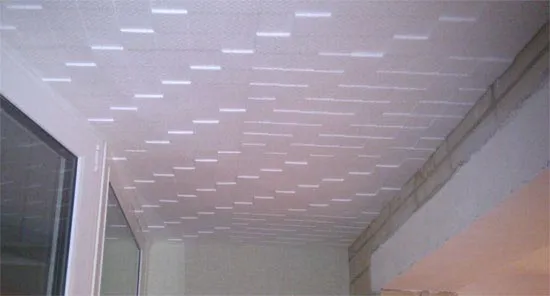 Плитка на потолок: бесшовный вариант из пенопласта, как клеить, примеры