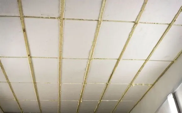 Как клеить потолочную плитку из пенопласта