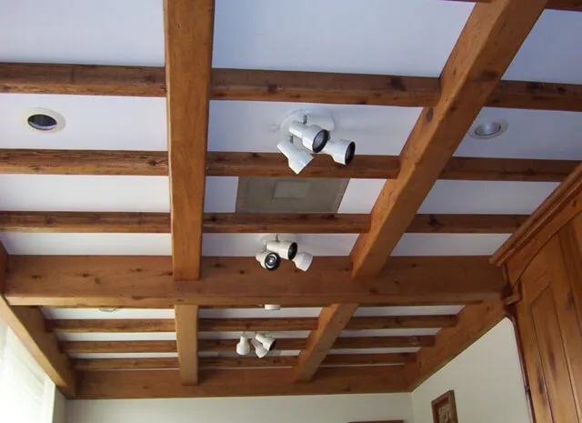 Отделка потолка в деревянном доме: особенности и элементы дизайна