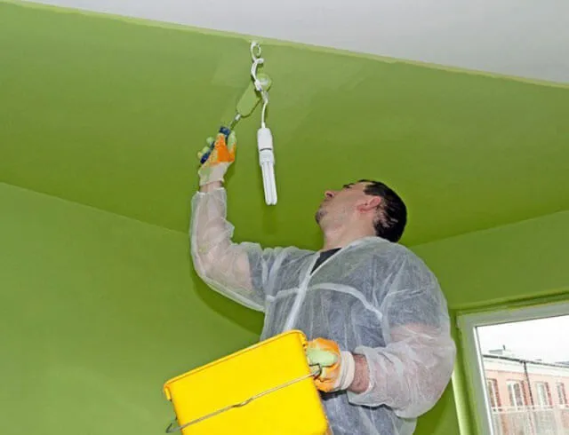 Покраска потолка водоэмульсионной краской своими руками