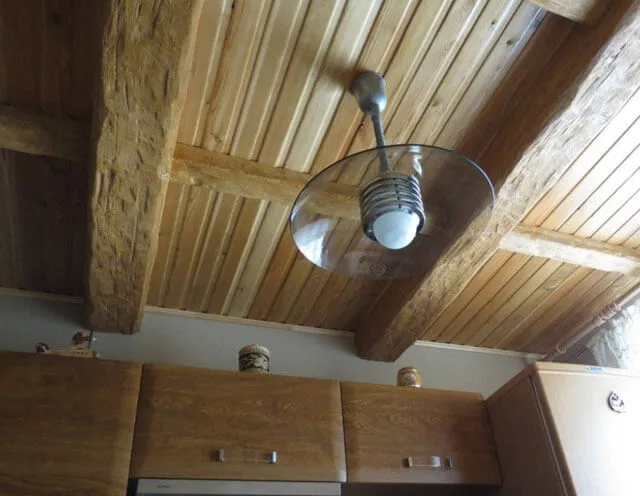 Деревянный потолок: 90 фото, стильные идеи для интерьера квартиры и дома