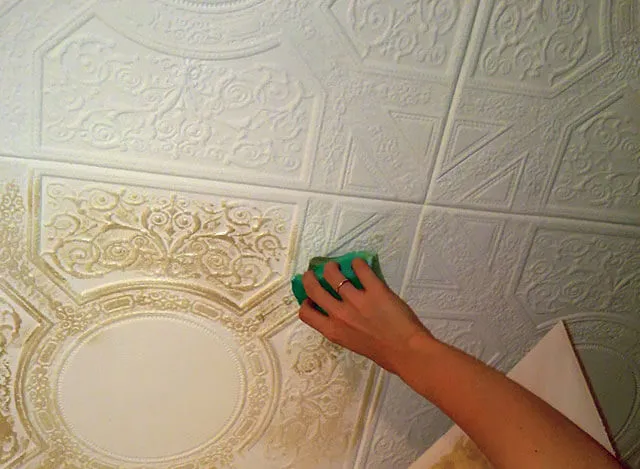 Плитка из пенопласта на потолок в ванную комнату