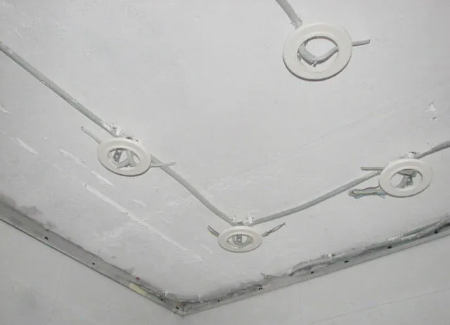 Как красиво установить в натяжной потолок прямоугольный светильник без зазора.