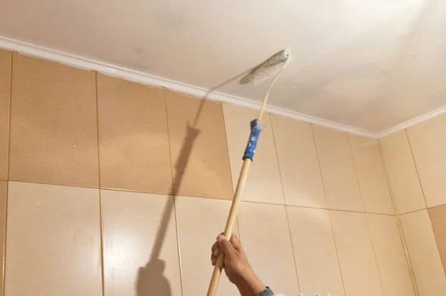 Как правильно покрасить потолок и стены в ванной комнате
