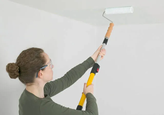 Как покрасить потолок?