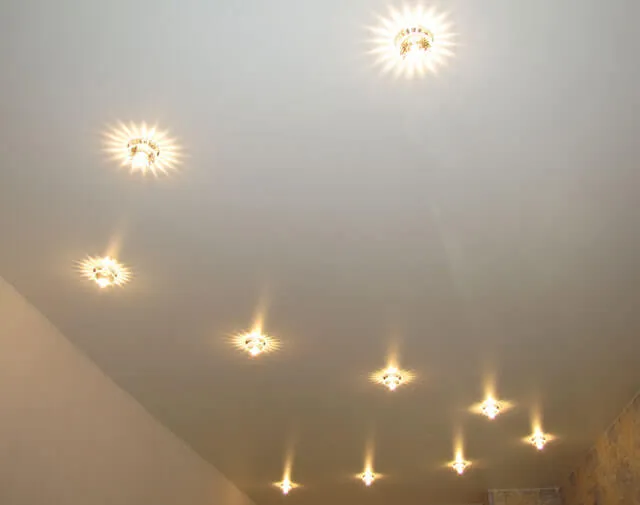 Как расположить светильники на натяжном потолке: споты, лампочки .