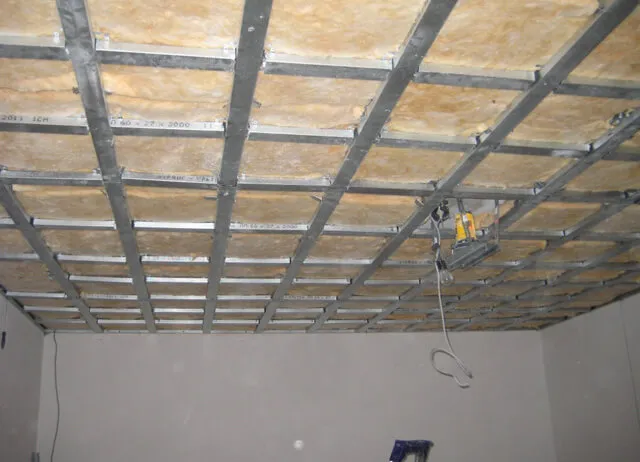 Своими руками подвесной потолок: монтаж покрытия